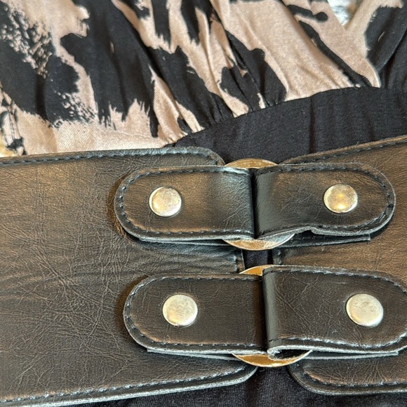 New no tag midi dress belt taupe black short sleeve medium ruching stretchy - Picture 2 of 3